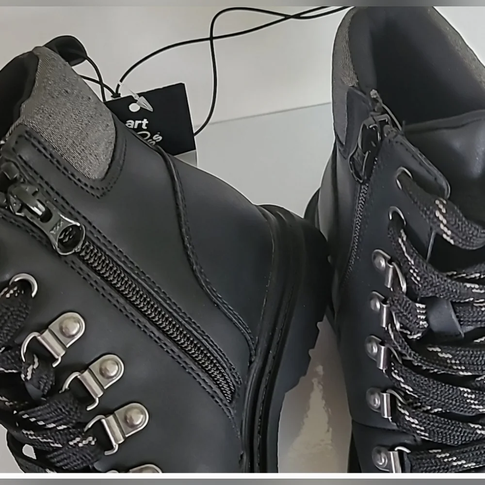 NWT Art Class Boys Black/Gray Atticus Boot Size 2